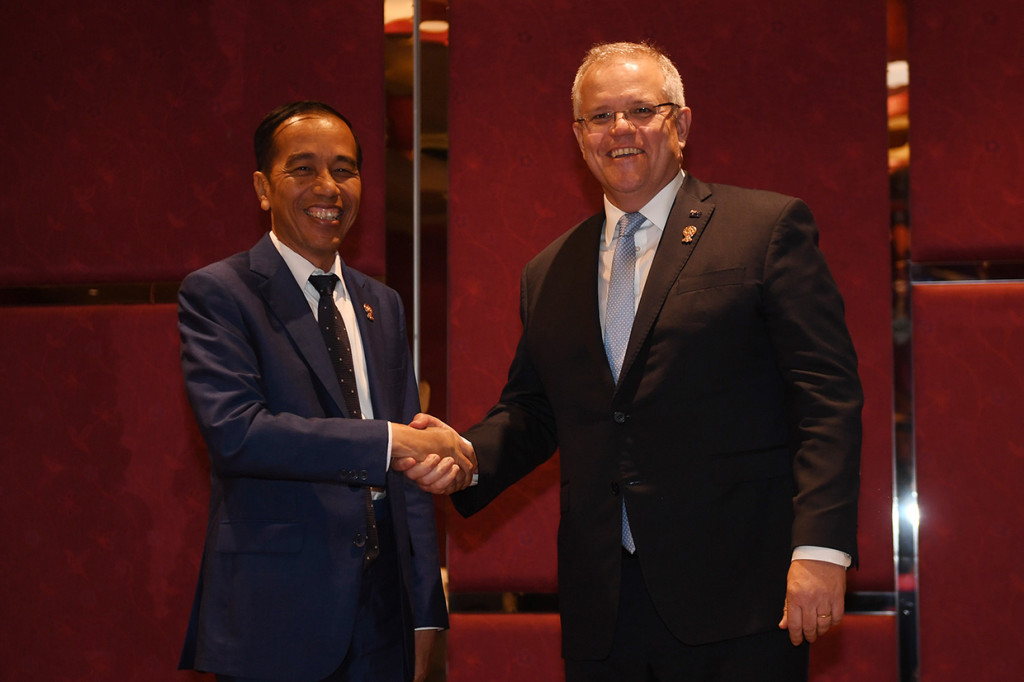 Presiden Joko Widodo berjabat tangan dengan Perdana Menteri Australia Scott Morrison, dalam pertemuan bilateral disela KTT ke-35 ASEAN di Bangkok, Thailand.