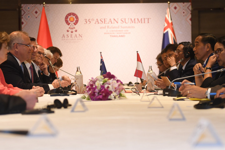 Presiden Joko Widodo berbincang dengan Perdana Menteri Australia Scott Morrison (kedua kiri) dalam pertemuan bilateral di sela KTT ke-35 ASEAN di Bangkok, Thailand.