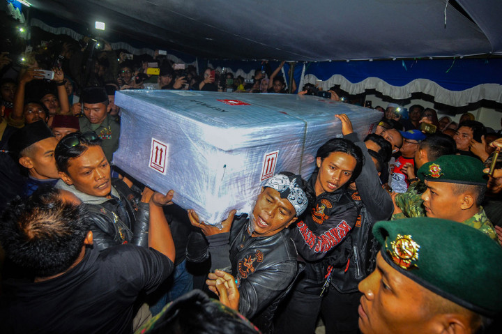 Kedatangan jenazah Afridza Syach Munandar, 20, menggunakan mobil ambulans disambut ribuan warga dan keluarga sejak memasuki Kota Tasikmalaya hingga sampai ke rumah duka di Perumahan Tamansari Indah, Kelurahan Karsamenak, Kecamatan Kawalu, Kota Tasikmalaya, sekitar pukul 21.30 WIB.