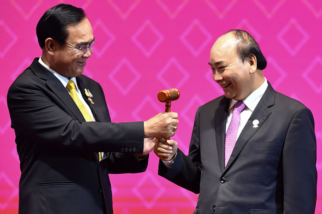 Perdana Menteri Thailand Prayut Chan-O-Cha (kiri) menyerahkan palu untuk kepemimpinan ASEAN kepada Perdana Menteri Vietnam Nguyen Xuan Phuc selama upacara penutupan KTT ASEAN ke-35 di Bangkok, Senin 4 November 2019 malam.