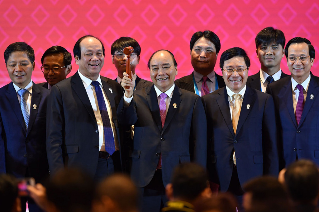 Upaya tersebut harus dilakukan dengan mengintensifkan solidaritas, persatuan, memperkuat
integrasi ekonomi dan konektivitas, serta memperdalam nilai-nilai dan kekhasan Komunitas ASEAN, meningkatkan kapasitas kelembagaan ASEAN, dan memperkuat keterlibatan ASEAN dengan komunitas global. 