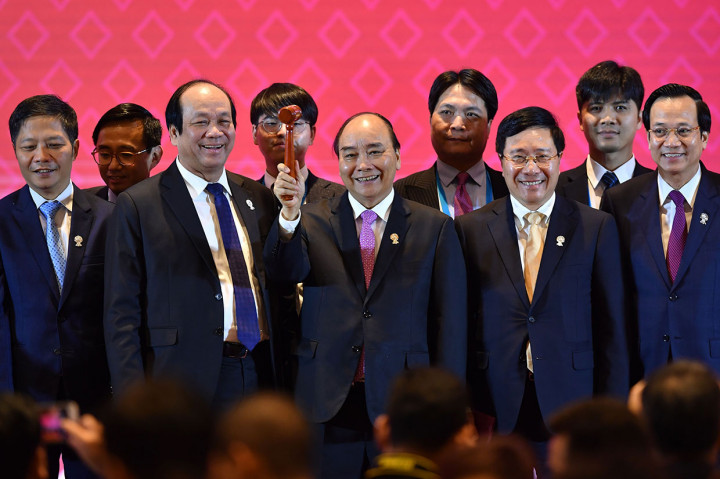 Upaya tersebut harus dilakukan dengan mengintensifkan solidaritas, persatuan, memperkuat
integrasi ekonomi dan konektivitas, serta memperdalam nilai-nilai dan kekhasan Komunitas ASEAN, meningkatkan kapasitas kelembagaan ASEAN, dan memperkuat keterlibatan ASEAN dengan komunitas global. 