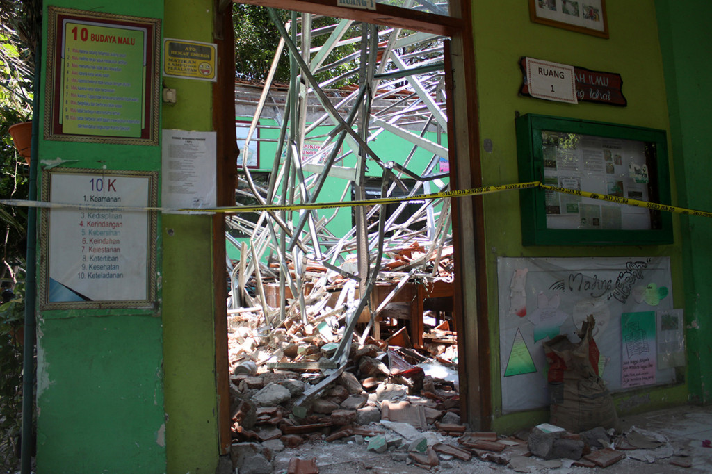 Gedung yang ambruk berada di bagian depan, yang terdiri atas empat kelas, yakni kelas II-A dan II-B serta kelas V-A dan V-B. Kini polisi memasang garis polisi mengelilingi gedung.