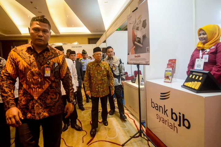 Wakil Presiden Ma'ruf Amin mengunjungi gerai perbankan saat pembukaan World Zakat Forum di Bandung, Jawa Barat.
