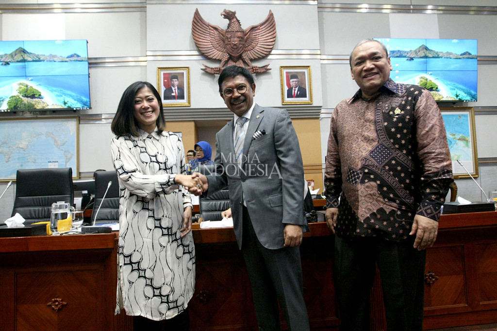 Menteri Komunikasi dan Informatika Johny G. Plate berjabat tangan dengan Ketua Komisi I Mutia Hafidz saat hadir dalam rapat kerja perdana dengan Komsi I DPR di Gedung Nusantara II, Kompleks Parlemen Senayan, Jakarta, Selasa, 5 November 2019.
