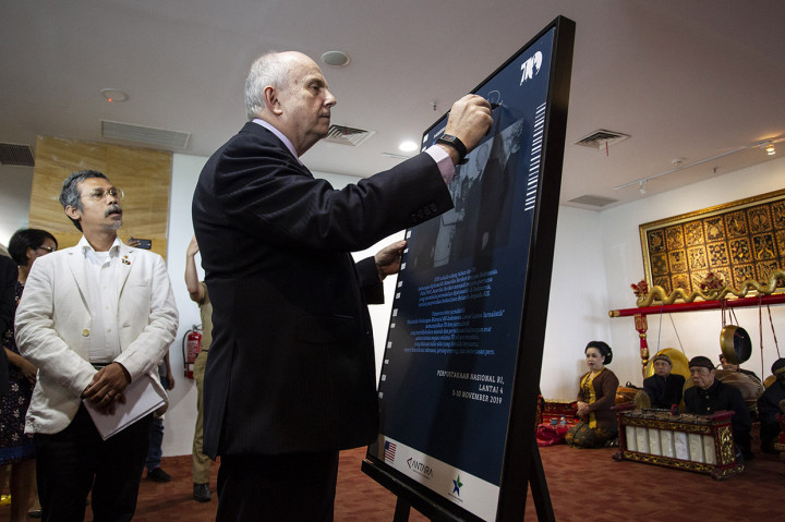 Duta Besar Amerika Serikat (AS) untuk Indonesia Joseph R. Donovan Jr menandatangani poster saat membuka pameran foto jurnalistik