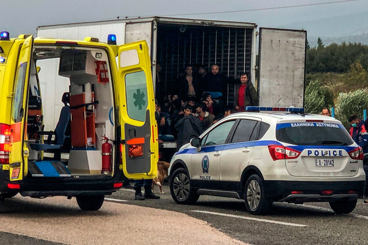 Polisi dan layanan darurat menyelamatkan sedikitnya 41 imigran yang ditemukan hidup-hidup di sebuah truk berpendingin di dekat Xanthi, wilayah Yunani utara, Senin, 4 November 2019 waktu setempat.