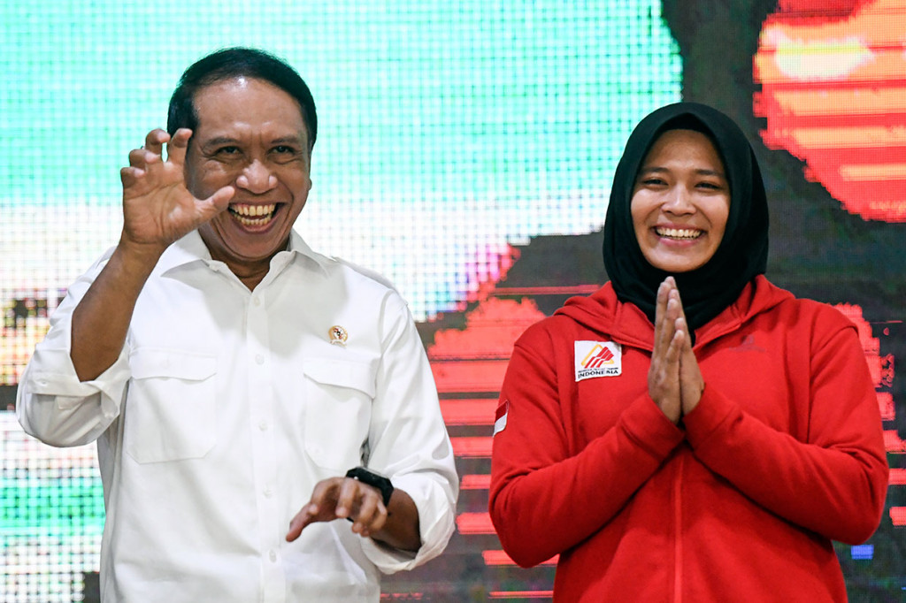 Aries Susanti menerima bonus sebesar Rp100 juta usai menjadi juara sekaligus pemecah rekor dunia pada IFSC Climbing World Cup 2019 di China Oktober lalu. Ia pun berterima kasih kepada pemerintah atas perhatiannya selama ini kepada para atlet.