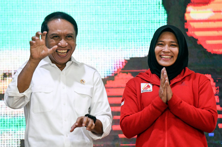 Aries Susanti menerima bonus sebesar Rp100 juta usai menjadi juara sekaligus pemecah rekor dunia pada IFSC Climbing World Cup 2019 di China Oktober lalu. Ia pun berterima kasih kepada pemerintah atas perhatiannya selama ini kepada para atlet.