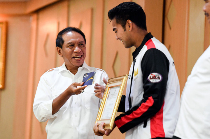 Menpora Zainudin Amali menyerahkan buku tabungan dan piagam penghargaan kepada atlet jetski Indonesia Aero Sutan Aswar. Aero yang meraih gelar juara dunia di Kejuaraan Dunia 2019 mendapat bonus Rp100 juta, ditambah Rp40 juta untuk pelatih.