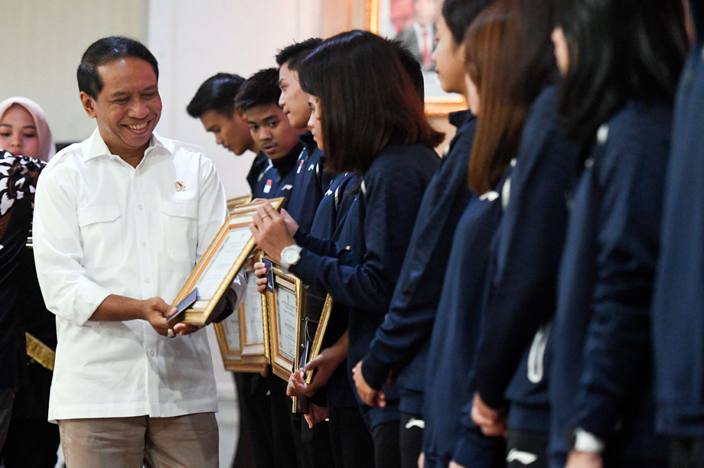 Tim bulu tangkis junior memperoleh bonus terbesar usai meraih gelar juara di ajang Kejuaraan Dunia Junior Bulutangkis 2019 di nomor beregu campuran. Bulutangkis yang perkuat 23 atlet dan 10 pelatih diguyur total bonus Rp2,547 miliar.