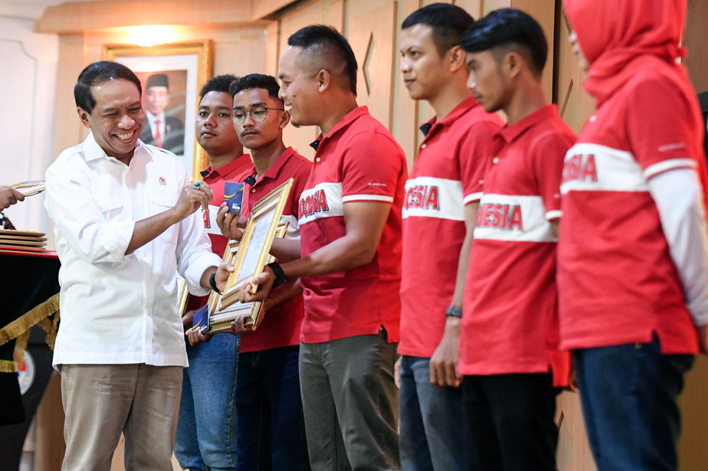 Sementara tim paralayang yang meraih gelar juara di ajang 10th FAI World Championship of Paragliding Accuracy Championship 2019 di nomor ketepatan mendarat, mendapat total bonus sebesar Rp817,5 juta.