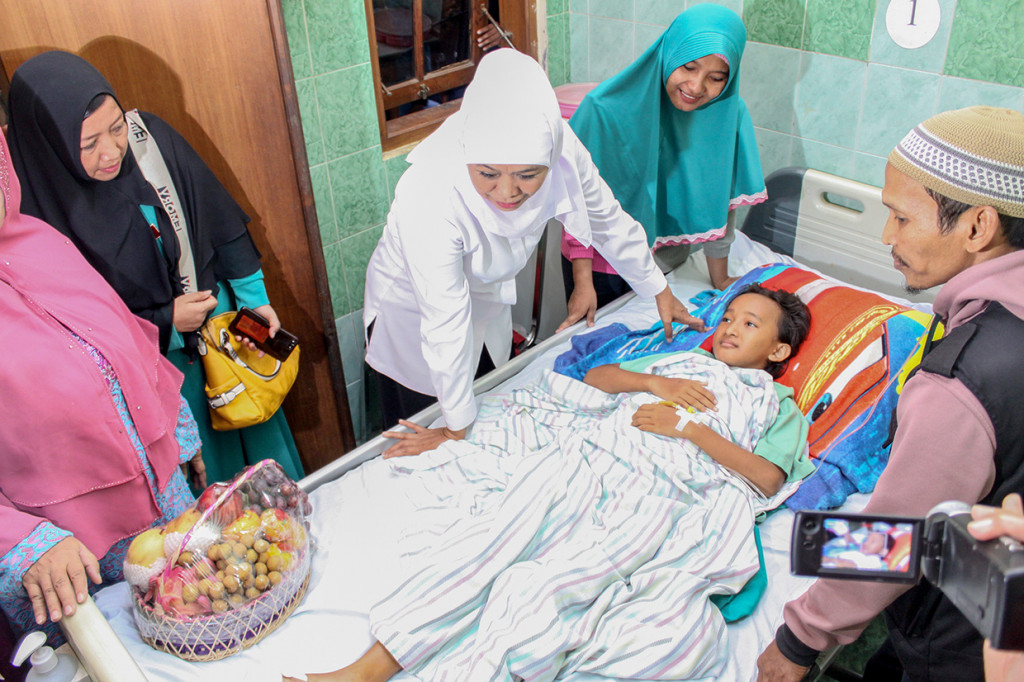 Gubernur Jawa Timur Khofifah Indar Parawansa saat menjenguk korban yang terluka akibat atap Sekolah Dasar Negeri (SDN) Gentong yang ambruk di RSUD R Soedarsono, Pasuruan, Jawa Timur.