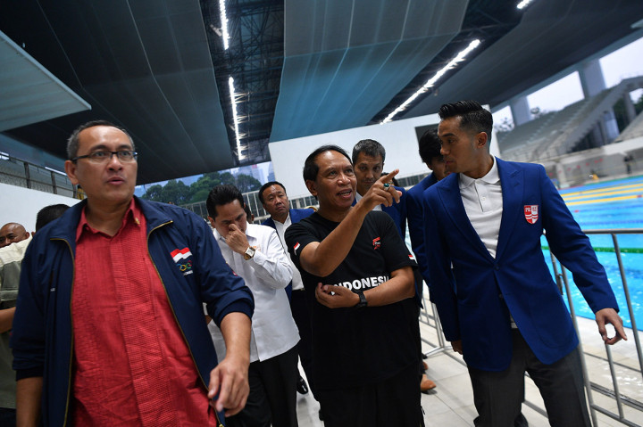 Menpora Zainudin Amali (kedua kanan) berbincang dengan Ketua Umum PB PRSI Anindya Novyan Bakrie (kanan) dan Chief de Mission SEA Games 2019 Harry Warganegara (kiri) saat meninjau pelatnas renang SEA Games 2019 di Stadion Akuatik, kompleks GBK, Jakarta.