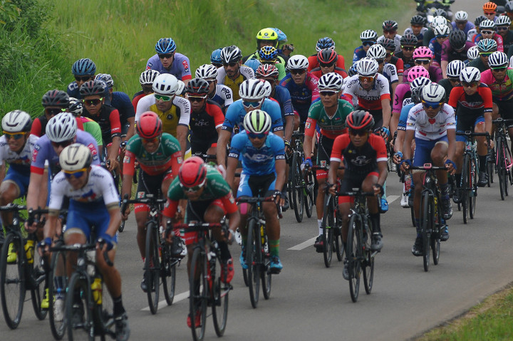 Sejumlah pebalap beradu cepat pada etape keempat Tour de Singkarak (TdS) 2019 di Dharmasraya, Sumatera Barat.