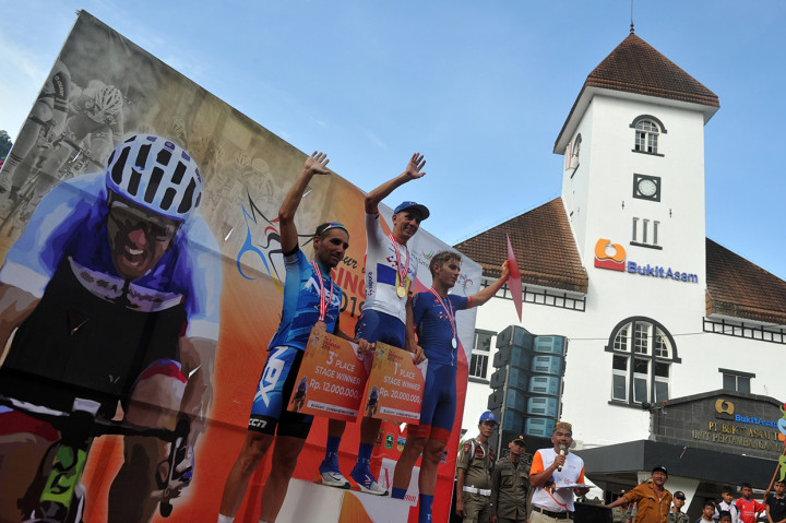 Tiga pebalap tercepat pada etape keempat Tour de Singkarak (TdS) 2019 Cristian Reaileanu (tengah), Jesse Ewart (kanan) dan Jamalidin Novardianto (kiri) berpose di atas podium usai pengalungan medali di Sawahlunto, Sumatera Barat.