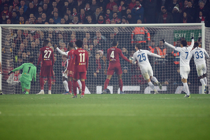 Asyik menyerang Liverpool justru kebobolan pada menit ke-40 lewat tandukan Mbwama Samata menyambut tendangan sudut Bryan Heunen. Skor 1-1 bertahan hingga jeda.