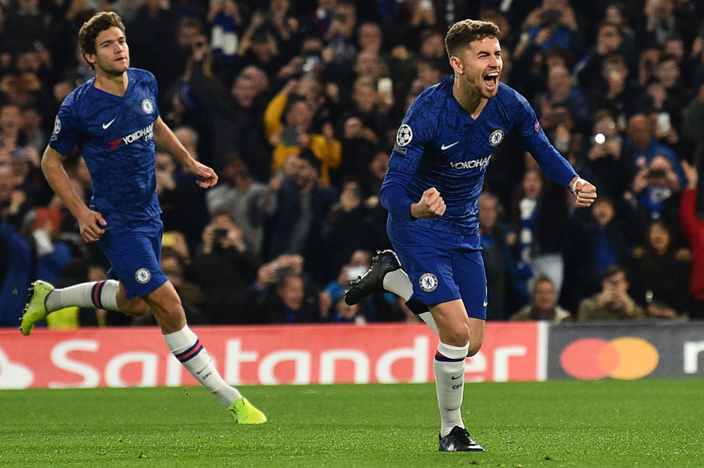 Namun semenit kemudian Chelsea berhasil menyamakan kedudukan menjadi 1-1 lewat eksekusi penlati Jorginho. Hadiah penalti diberikan usai Cristian Pulisic dilanggar Joel Veltman di kotak terlarang.