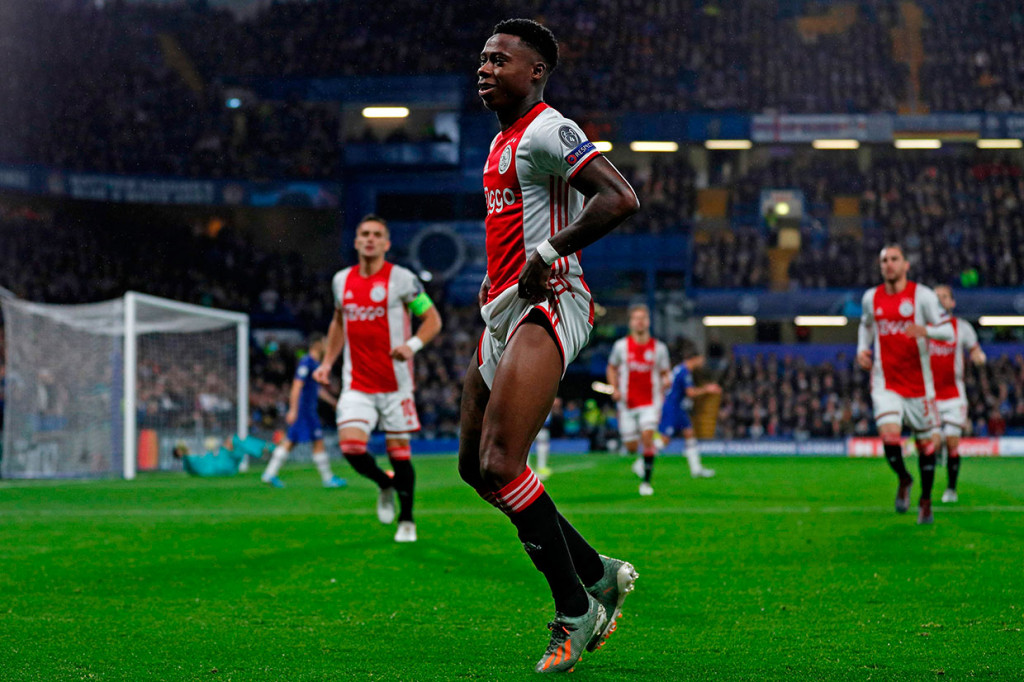 Ajax kembali unggul lewat Quincy Promes pada menit ke-20. Umpan silang Hakim Ziyech diteruskan tandukan Proses yang gagal dihalau Kepa Arizabalaga.