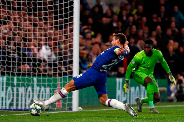 Chelsea memperkecil ketertinggalan menjadi 4-2 lewat Cesar Azpilicueta.