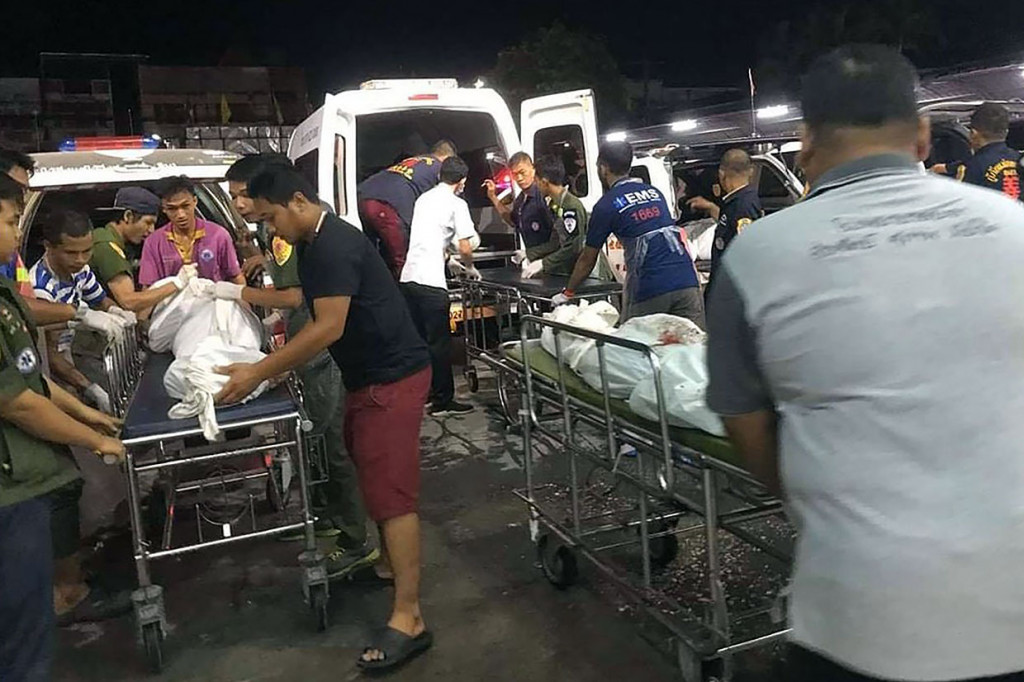 Petugas mengevakuasi belasan jenazah korban penembakan di Provinsi Yala, Thailand Selatan, Rabu, 6 November 2019. Para korban dibawa ke rumah sakit di Provinsi Yala.