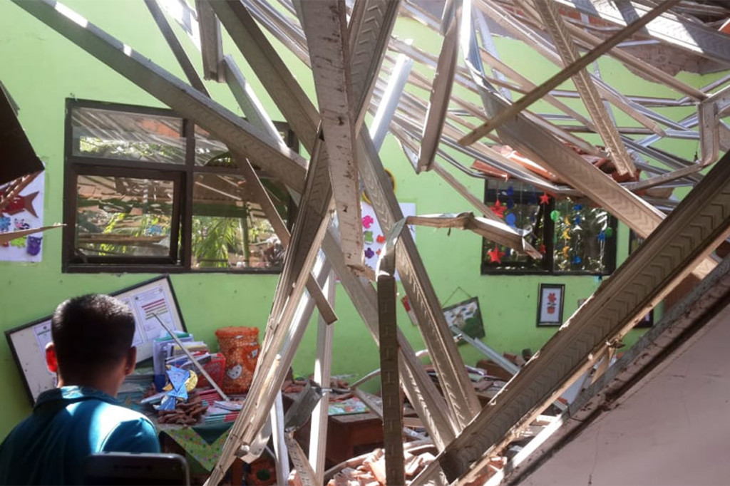 Sebelumnya, sebanyak dua orang meninggal dunia terdiri dari satu siswa dan guru, sementara belasan lainnya mengalami luka-luka akibat ambruknya atap di SDN Gentong, Kecamatan Gadingrejo, Kota Pasuruan, Selasa, 5 November pukul 08.30 WIB. Gedung sekolah yang ambruk terdiri dari empat kelas, yakni kelas 2 A dan B, serta kelas 5 A dan B.