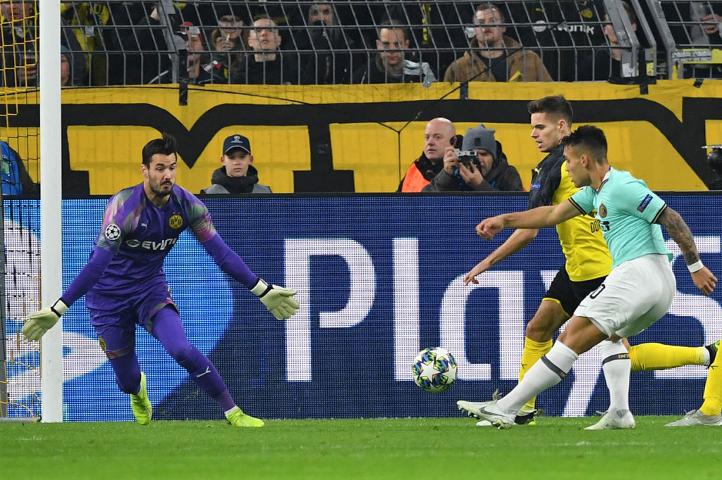 Bermain di kandang lawan tidak menyurutkan nyali para pemain Inter Milan. Tim tamu justru unggul terlebih dahulu pada menit ke-6 lewat sepakan kaki kiri Lautaro Martinez.