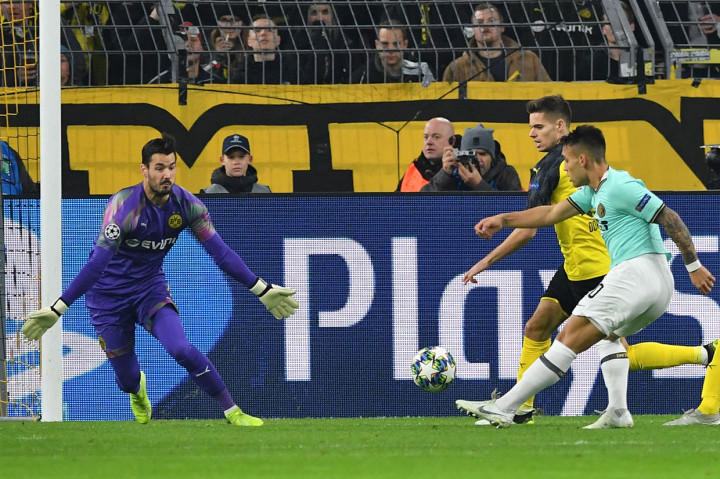 Bermain di kandang lawan tidak menyurutkan nyali para pemain Inter Milan. Tim tamu justru unggul terlebih dahulu pada menit ke-6 lewat sepakan kaki kiri Lautaro Martinez.