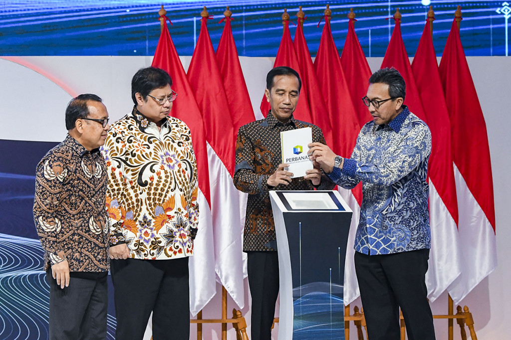 Presiden Joko Widodo (kedua kanan) bersama Menteri Koordinator Bidang Perekonomian Airlangga Hartarto (kedua kiri), Menteri Sekretaris Negara Pratikno (kiri), Wakil Ketua Perbanas Tigor Siahaan (kanan) membuka kegiatan Indonesia Banking Expo 2019 di Jakarta.