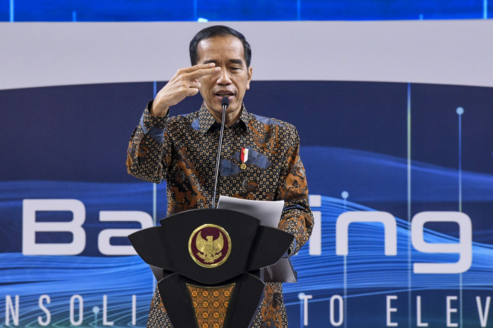 Dalam sambutannya, Jokowi meminta para pimpinan bank BUMN dan swasta untuk blusukan ke daerah-daerah dan pelosok.