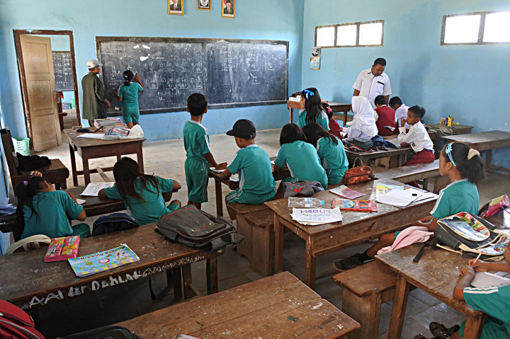 Sejumlah siswa terpaksa belajar berdesakan dalam satu ruang kelas yang di isi siswa dua kelas karena atap bangunan kelas, yaitu kelas 4, 5 dan 6 rusak sejak tahun 2017.