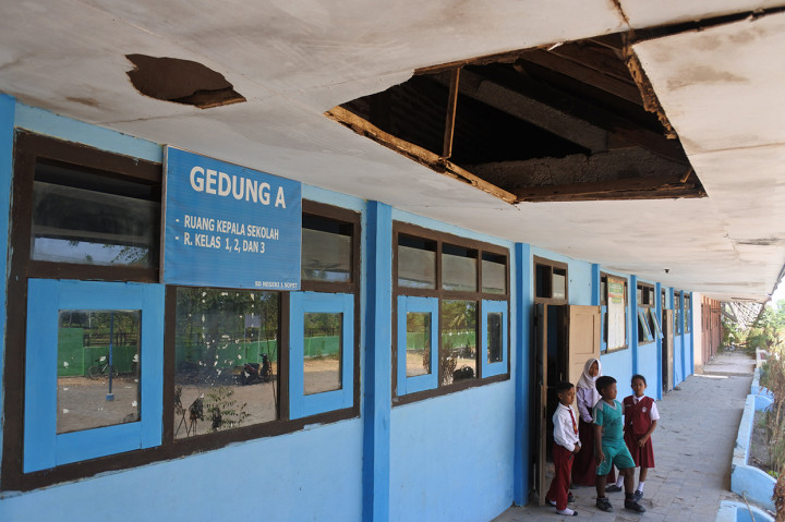 Kondisi atap ruang kelas yang rusak di SDN 1 Sopet, Jangkar, Situbondo, Jawa Timur.