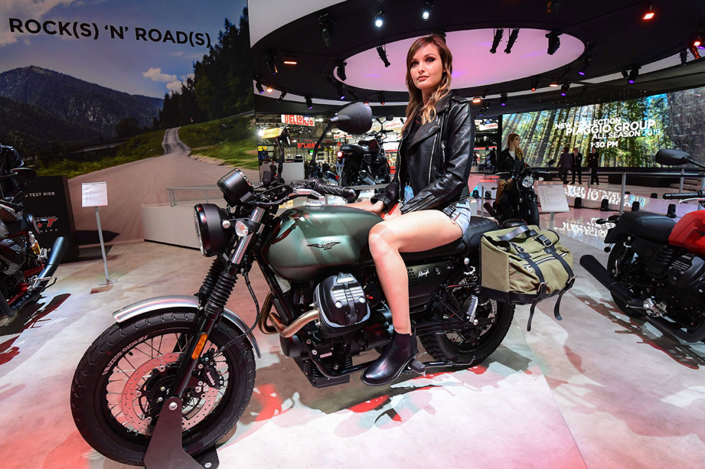 Seorang model berpose di atas Moto Guzzi v7 III selama pameran sepeda motor International Motorcycle and Accessories Exhibition (EICMA) 2019 di Milan, Italia, Rabu, 6 November 2019.