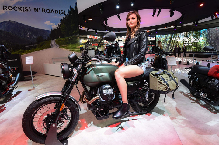 Seorang model berpose di atas Moto Guzzi v7 III selama pameran sepeda motor International Motorcycle and Accessories Exhibition (EICMA) 2019 di Milan, Italia, Rabu, 6 November 2019.