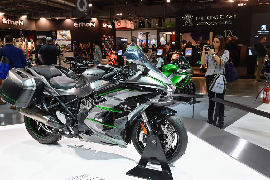 Seorang pengunjung tengah mengambil gambar Kawasaki Ninja H2 SX.

