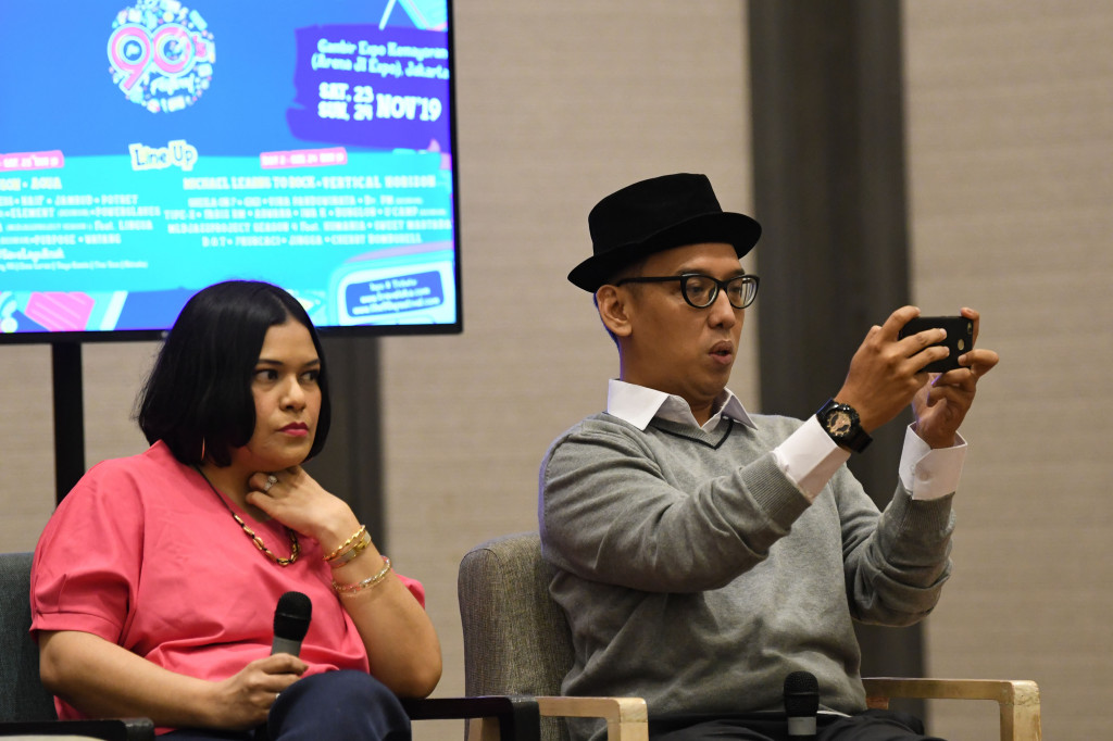 Dua personel grup Tofu, Fla (kiri) dan Anton menghadiri acara keterangan pers menjelang acara musik 'The 90's Festival' di Jakarta.