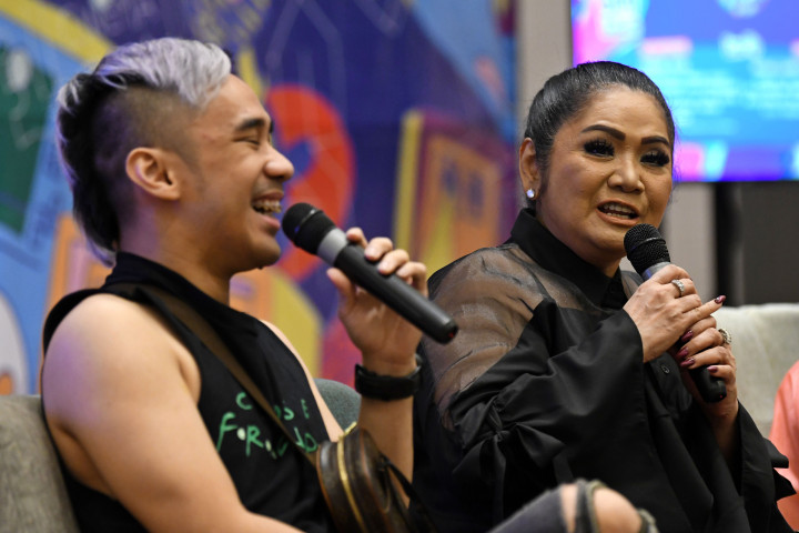 Penyanyi Vina Panduwinata (kanan) dan Ikmal Tobing memberikan keterangan pers menjelang acara musik 'The 90's Festival' di Jakarta.