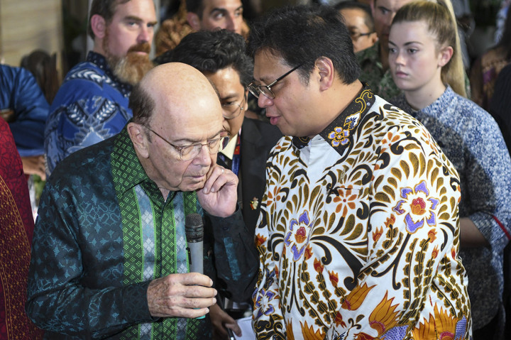 Menko Perekonomian Airlangga Hartarto dengan Menteri Perdagangan Amerika Serikat Wilbur Ross usai mengadakan pertemuan di kantor Kemenko Perekonomian di Jakarta.