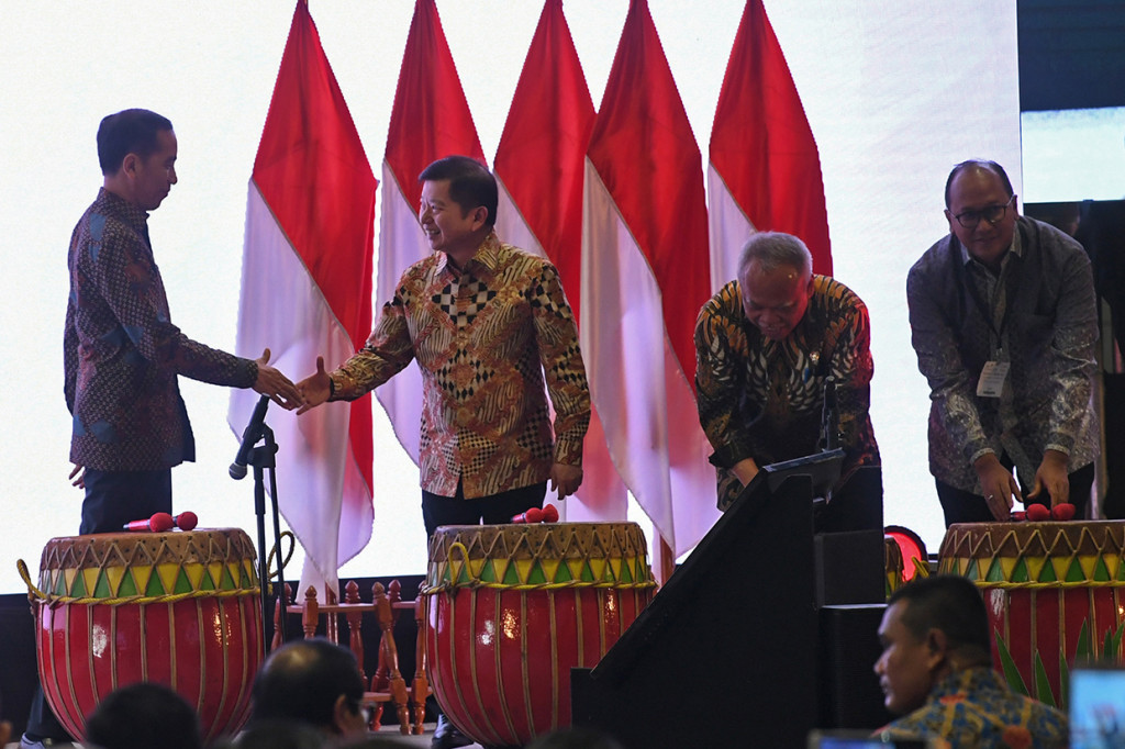 Presiden Joko WIdodo (kiri) berjabat tangan dengan Menteri PPN/Kepala Bappenas Suharso Monoarfa (kedua kiri) disaksikan Menteri PUPR Basuki Hadimuljono (kedua kanan) dan Ketua Umum Kamar Dagang dan Industri (KADIN) Indonesia Rosan P Roeslani (kanan) ketika membuka acara Konstruksi Indonesia 2019 di JI Expo Kemayoran, Jakarta.
