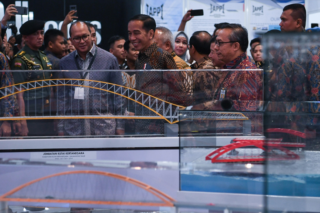 Dalam sambutannya, presiden mengimbau Badan Usaha Milik Negara (BUMN) untuk memberikan peluang kepada pihak swasta dalam pembangunan proyek infrastruktur di tanah air. 