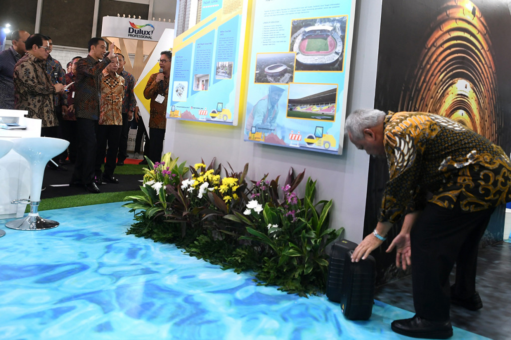 Presiden Joko WIdodo (kedua kiri) didampingi Seskab Pramono Anung (kiri) dan Menteri PUPR Basuki Hadimuljono (kanan) meninjau salah satu stan ketika membuka acara Konstruksi Indonesia 2019 di JI Expo Kemayoran, Jakarta.