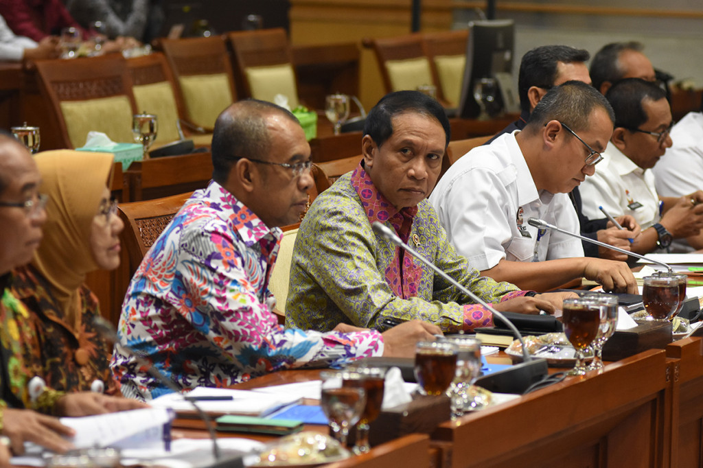 Menpora Zainudin Amali melakukan Rapat Kerja (Raker) bersama Komisi III DPR RI. Dalam raker tersebut Amali menyetujui naturalisasi kewarganegaraan RI atas pemain Persib Bandung Fabiano da Rosa Beltrame asal Brasil.