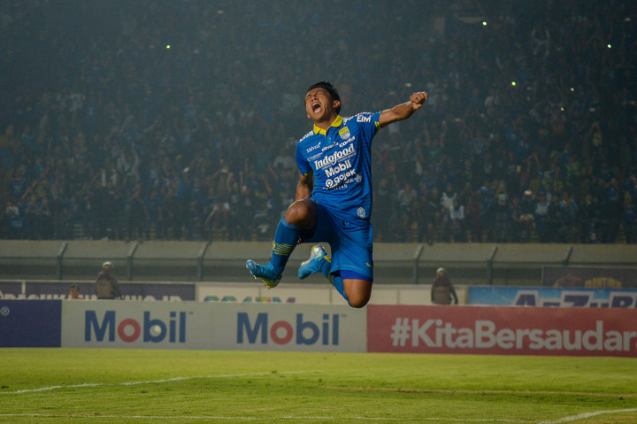 Persib Bandung mengalahkan PSIS Semarang 2-1. Kedua gol Persib dicetak Ezechiel N'Douassel dan Febri Hariyadi. Sedangkan PSIS hanya bisa membalas lewat gol Bruno Silva.