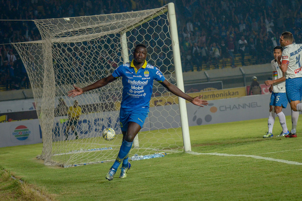 Pesepak bola Persib Bandung Ezechiel Ndouasel melakukan seleberasi usai mencetak gol ke gawang PSIS saat menjalani laga lanjutan pekan ke-27 Liga 1 di Stadion Si Jalak Harupat, Kabupaten Bandung, Jawa Barat.
