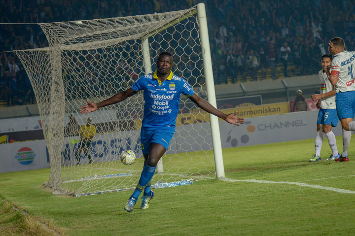 Pesepak bola Persib Bandung Ezechiel Ndouasel melakukan seleberasi usai mencetak gol ke gawang PSIS saat menjalani laga lanjutan pekan ke-27 Liga 1 di Stadion Si Jalak Harupat, Kabupaten Bandung, Jawa Barat.