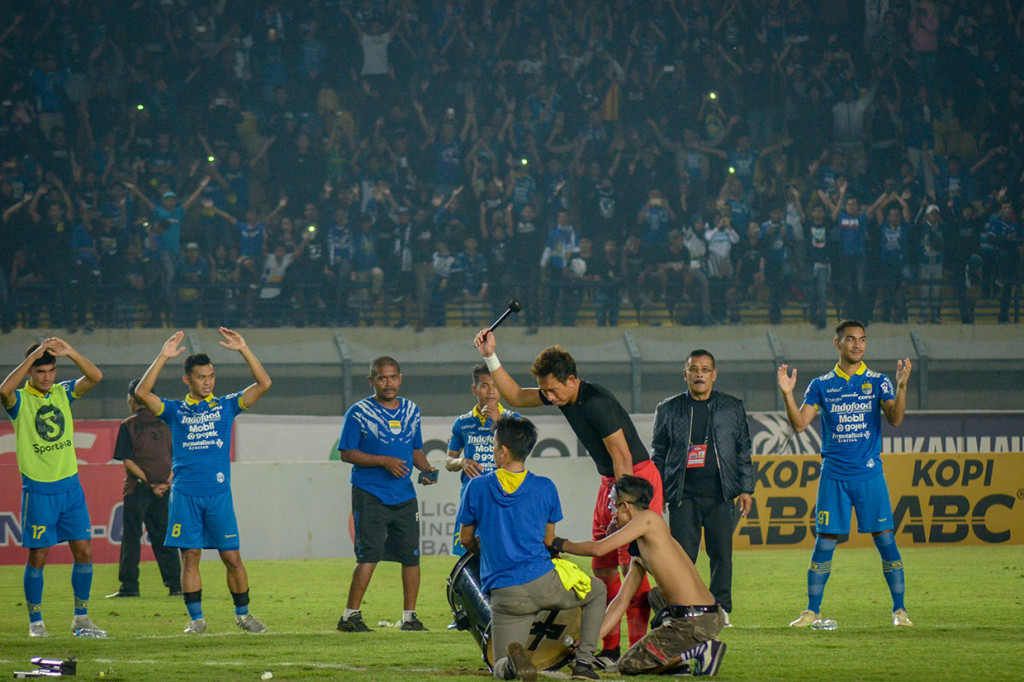 Penjaga gawang Persib Bandung I Made Wirawan melakukan 