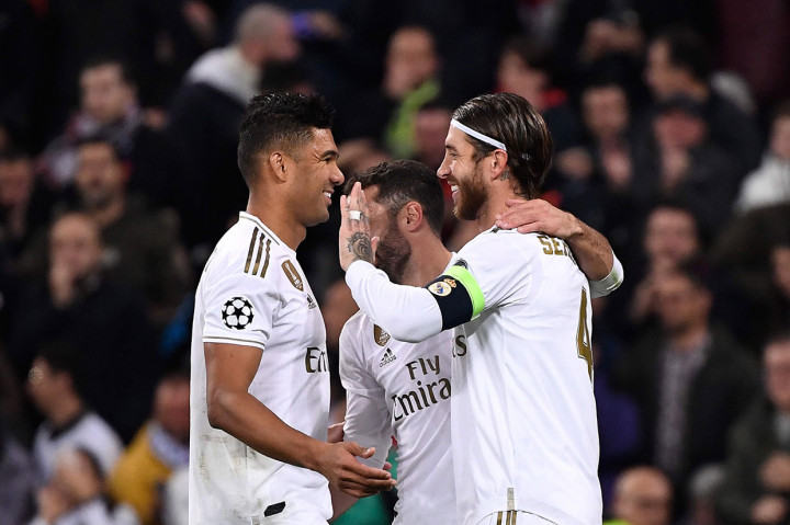 Sergio Ramos melakukan selebrasi bersama rekan-rekan setimnya.