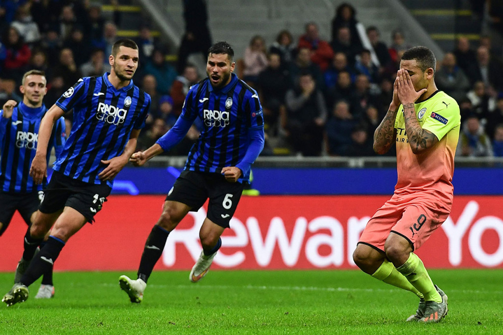 Pada menit ke-42 tim tamu berpeluang menggandakan keunggulan usai mendapat hadiah penalti setelah Rafael Toloi handball di kotak terlarang. Namun Gabriel Jesus gagal menjalankan tugasnya sebagai algojo. Skor 1-0 bertahan hingga jeda.