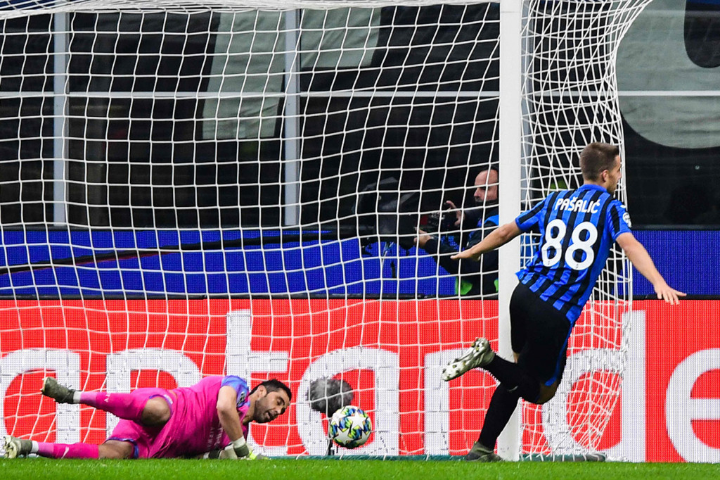 Empat menit babak kedua berjalan Atalanta berhasil menyamakan kedudukan menjadi 1-1 lewat Mario Pasalic. Tandukan Pasalic menyambut umpan silang Alejandro Gomez tak mampu dihalau kiper pengganti Claudio Bravo.