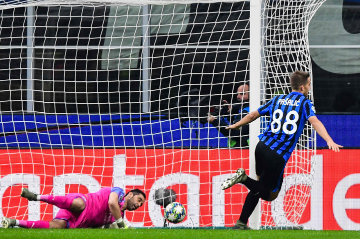 Empat menit babak kedua berjalan Atalanta berhasil menyamakan kedudukan menjadi 1-1 lewat Mario Pasalic. Tandukan Pasalic menyambut umpan silang Alejandro Gomez tak mampu dihalau kiper pengganti Claudio Bravo.